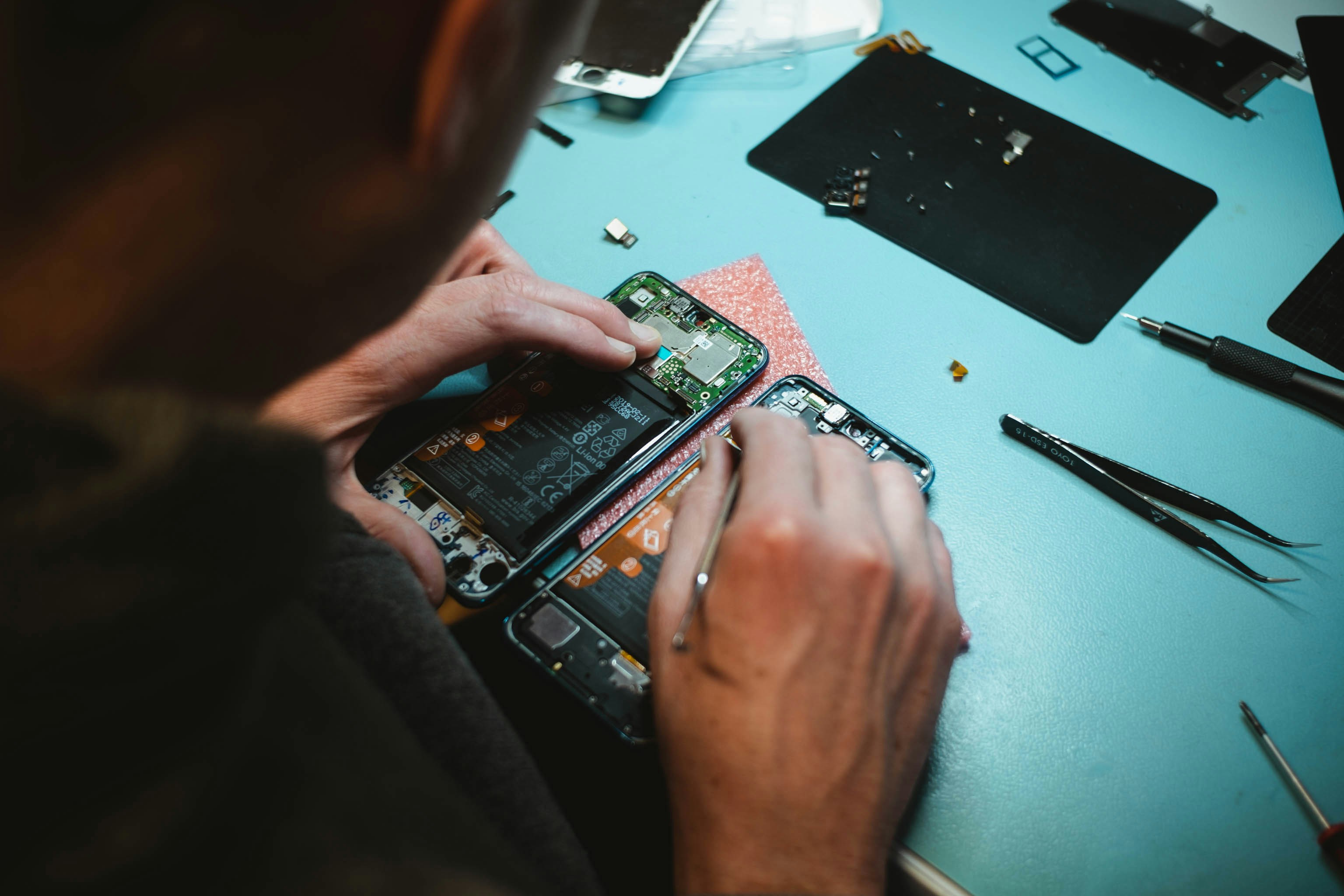 Technicien en train de réparer un smartphone